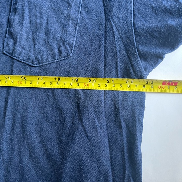 Queens University Facilities Shirt Mens XL Tshirt Navy Blue With Pocket - Picture 4 of 4